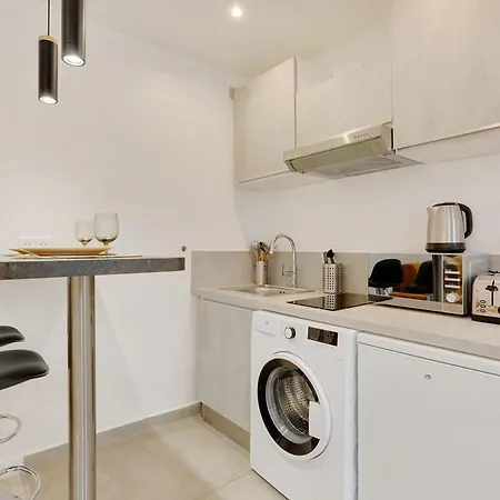 Joli - Buttes-chaumont Апартаменты *